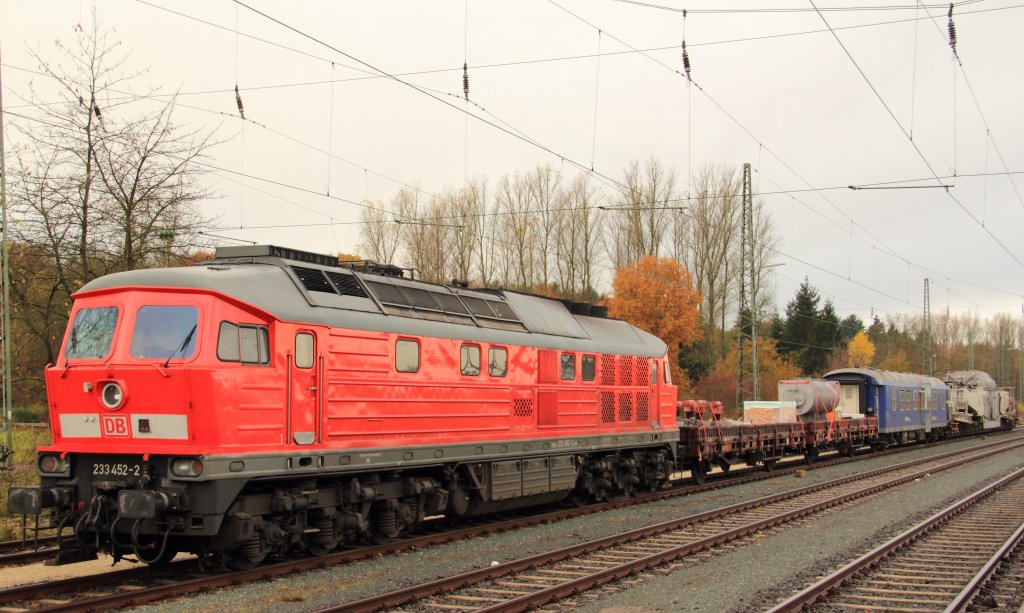 233 452-2 DB mit Trafotransport HCS steht in Hochstadt/ Marktzeuln am 04.11.2012.