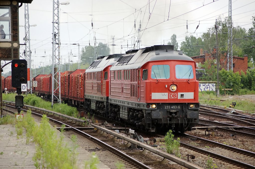233 493-6 und 232 240-2 in Doppeltraktion mit einem Holzzug in Berlin-Kpenick in Richtung Wuhlheide. 15.06.2010