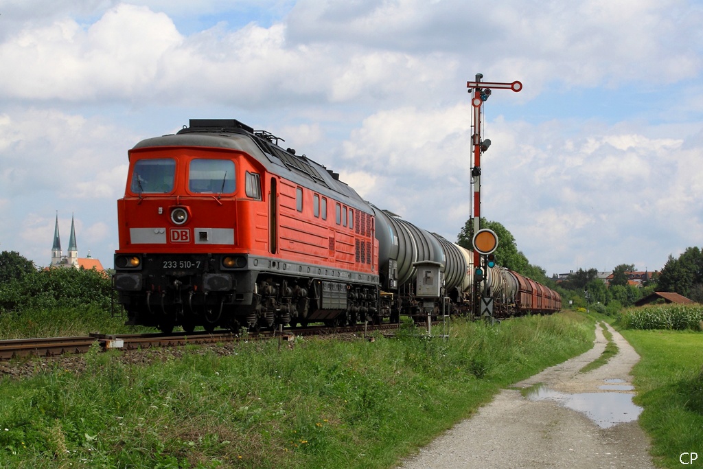 233 510-7 ist mit dem 56512 bei Alttting unterwegs. (24.8.2010)