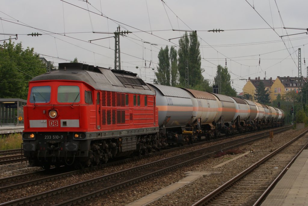 233 510-7 mit einem Kesselwagenzug in M�nchen-Heimeranplatz am 14.08.2010