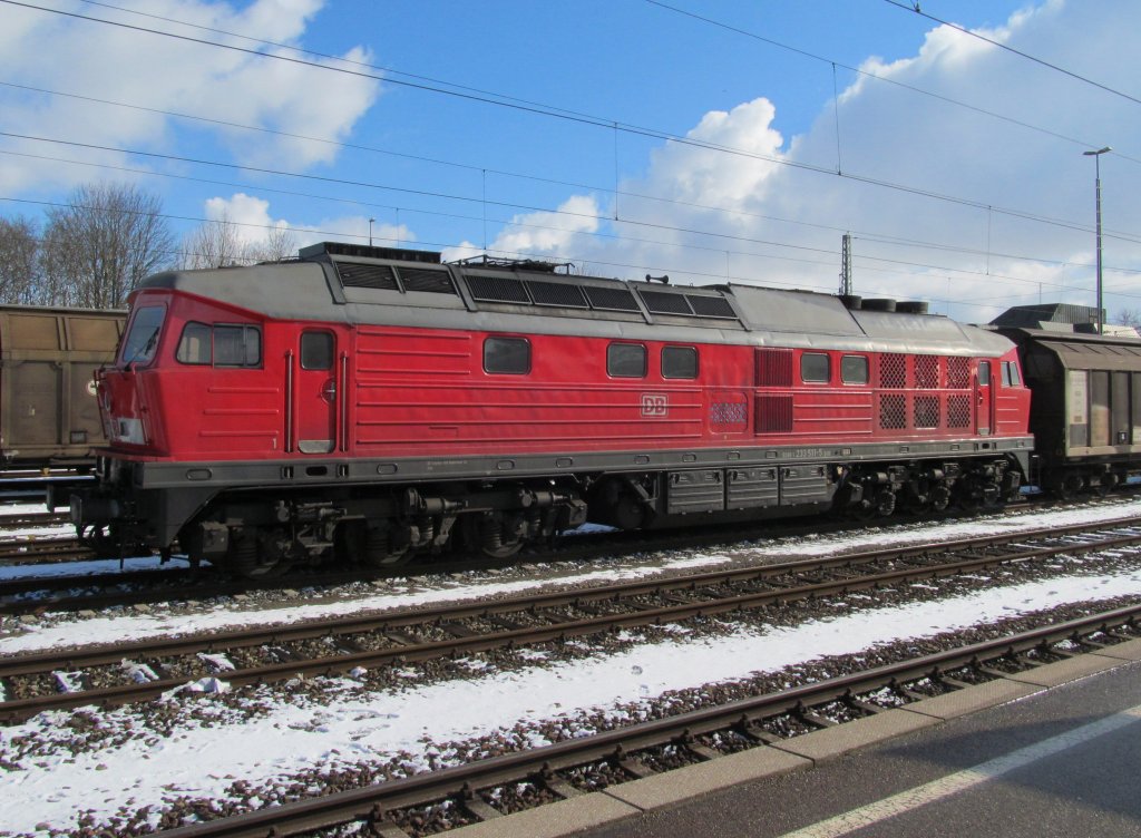 233 511-1 steht am 20. Februar 2013 mit einem gemischten Gterzug im Bahnhof Crailsheim und wartet auf die Ausfahrt in Richtung Lauda.