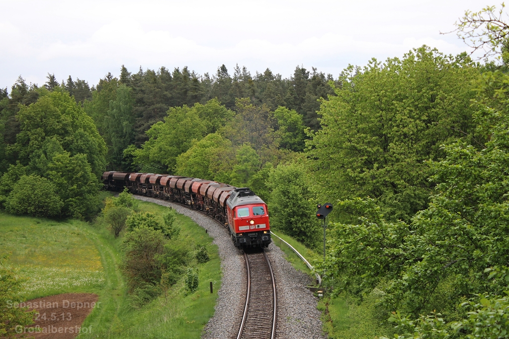 233 511 am 24.5.13 bei Groalbershof an der KBS 870 mit Schotterzug nach Nrnberg