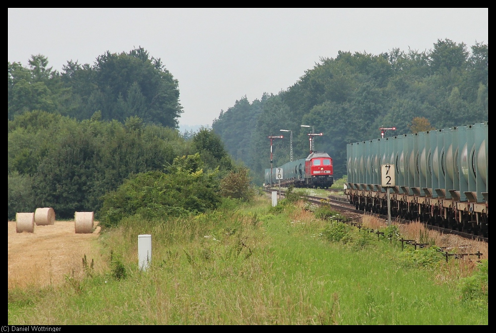 233 511 fhrt am 12. August 2010 mit einem Mllzug auf Gleis zwei des Bahnhofes Tssling ein. 