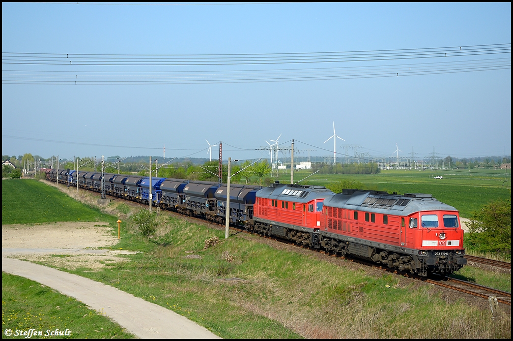 233 515 + 232 583 mit einem Dngemittelzug aus Richtung Stralsund nach Rostock.Aufgenommen am 26.04.2011 hinter Bentwisch