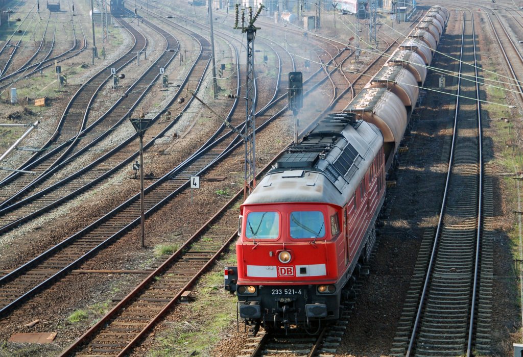 233 521 zieht am 13.04.10 einen Gz am Rbf Halle(S) vorbei Richtung Knnern.
