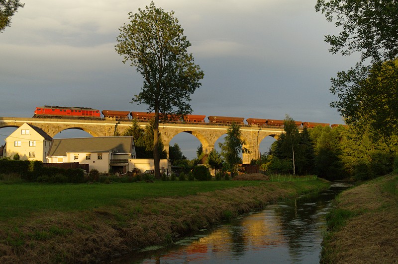 233 536-2 mit Schotterzug von Oberottendorf im letzten Licht auf dem Putzkauer Viadukt am 14.07.2011