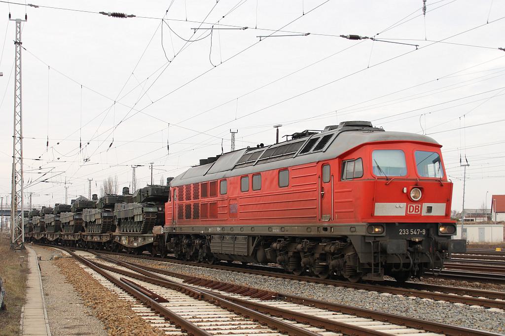 233 547 kommt mit einigen Panzern am 10.02.2011 in Angermnde eingefahren