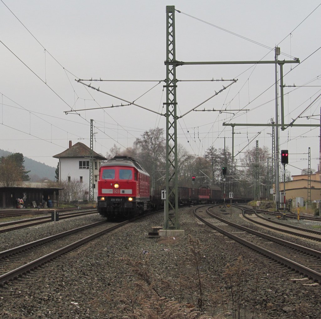 233 572-7 zieht am 21. November 2012 einen gemischten Gterzug durch Kronach in Richtung Saalfeld.