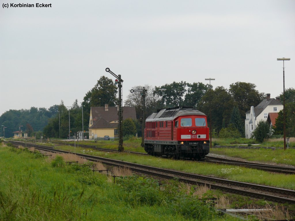 233 586 als Lokzug richtung Burghausen bei der Durchfahrt in Tling, 08.09.2010