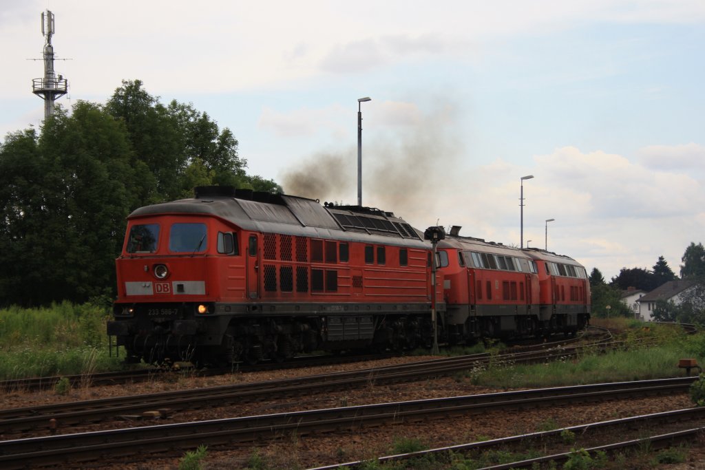 233 586 mit einem Lokzug in Mhldorf am 02.08.2010