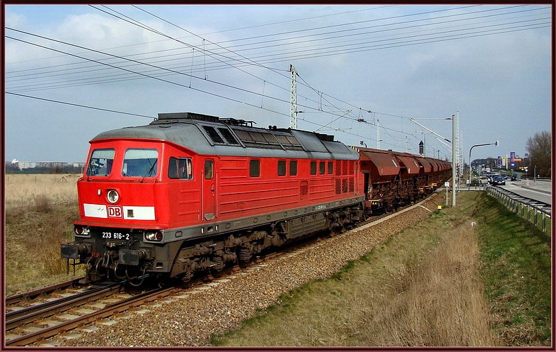 233 616-2 mit Dngemittel nach Poggendorf, bei Ausfahrt aus der Ausweichstelle Langendorf.   bei Stralsund am 08.04.09 