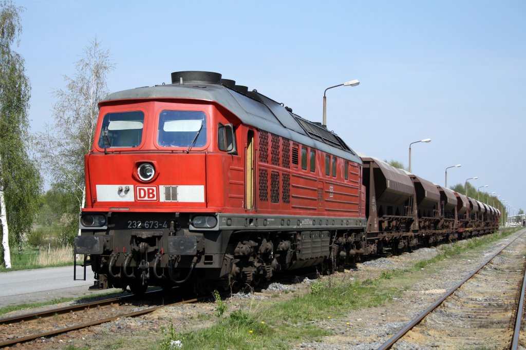 233 673-4 wartet am 21.04.'11 am Hartsteinwerk Oling auf die  2. Hlfte  ihres Zuges, welche noch beladen wird.