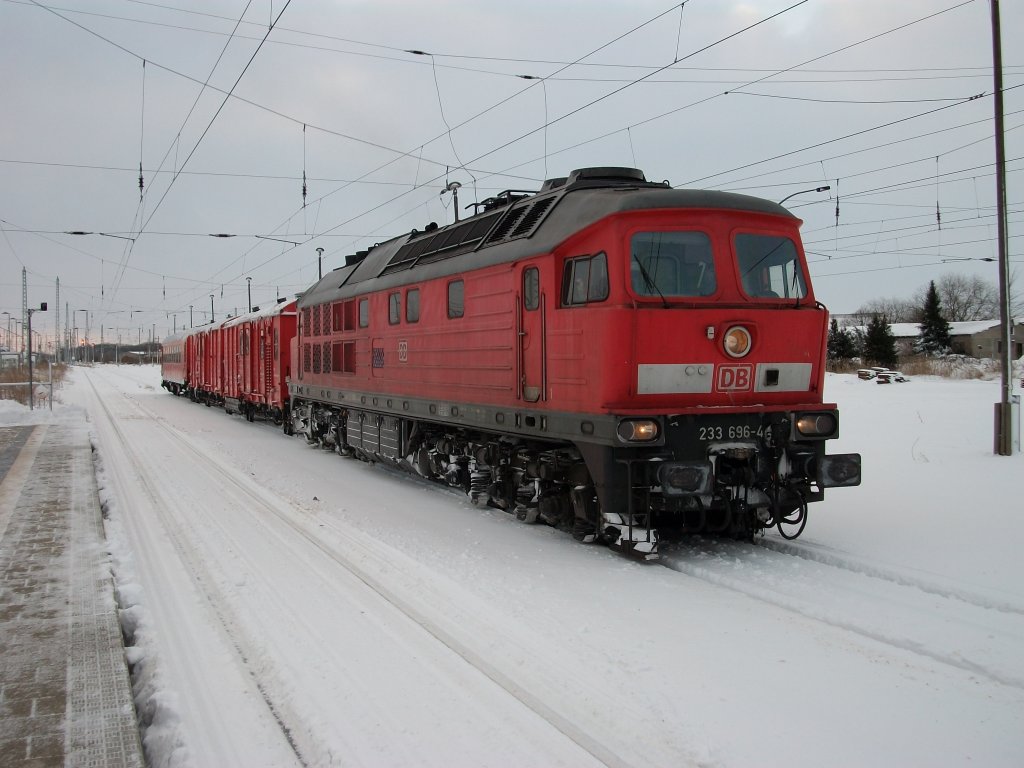 233 696 mit dem Hilfszug Standort:Rostock nach Mukran am 26.Dezember 2010 in Bergen/Rgen.