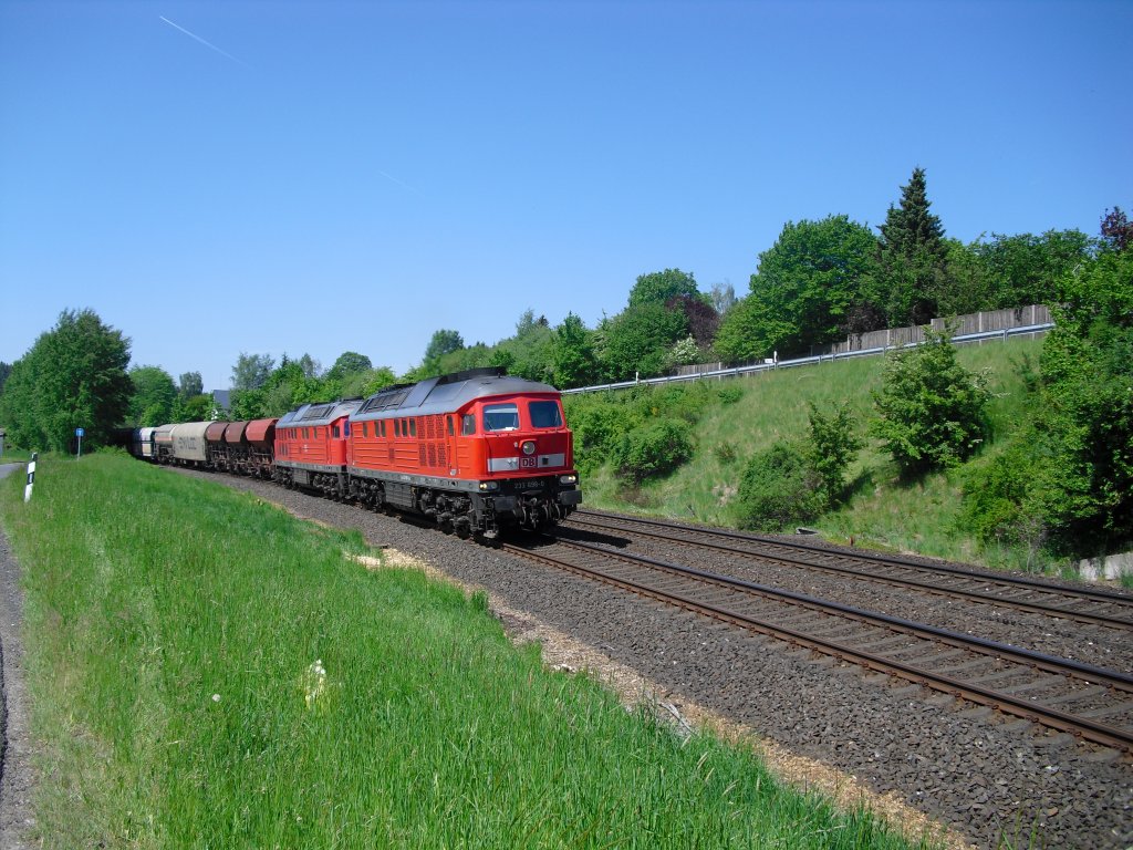 233 698- 0 und 232 xxx kamen am 26.05.11 aus Nrnberg und fuhren Richtung Marktredwitz, hier bei der Einfahrt in Neusorg.