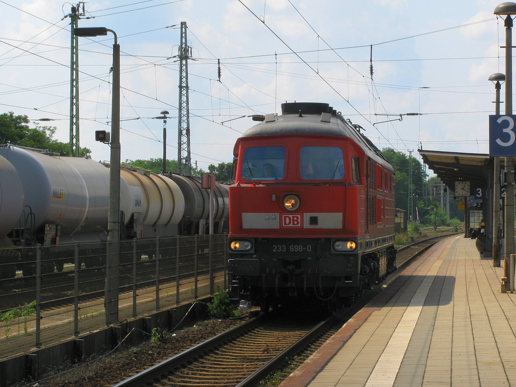 233 698-0 auf Werksprobefahrt vom AW Cottbus auf dem Weg zu eben diesen zurck wurde am 10.08. bei der Durchfahrt des Bahnhofs Calau abgelichtet. Sie hat neue Scheinwerfer einer anderen Bauart bekommen soweit ich das  gelernt  habe. Gre an das Lokpersonal!