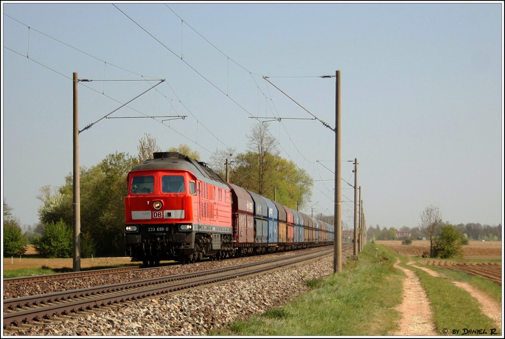 233 698 mit dem PKP Kohlezug aus Mhldorf in Richtung Regensburg Ost/Schwandorf am 21.04.2011 kurz nach Kfering.