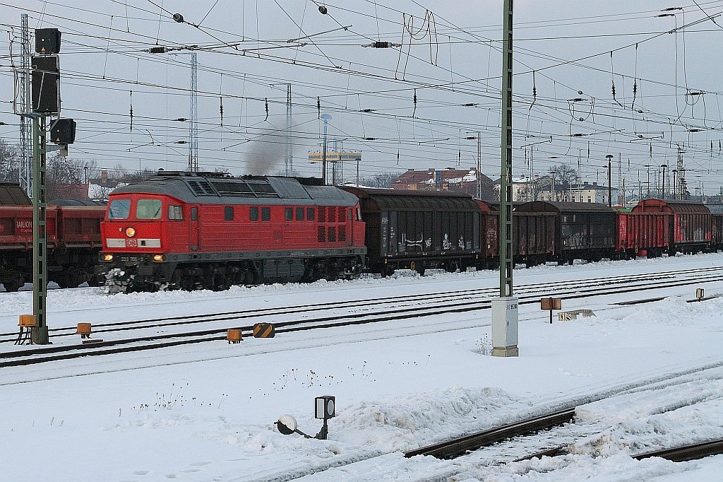 233 705-3 fhrt am 08.02.2010 mit einem gemischten Gterzug aus dem Bahnhof Eberswalde in Richtung Berlin ab.