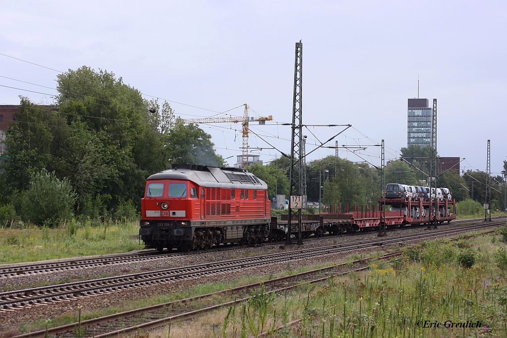 233 709 am 10.08.2011 in Hamburg Unterelbe mit einem kurzen Gterzug.