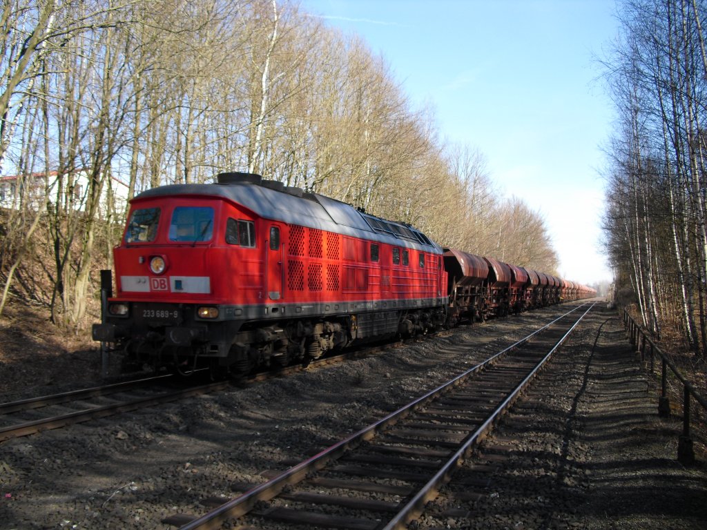 233 Tag in Marktredwitz am 24.03.11. 233 689-9 fhrt hier durch Waldershof, von Marktredwitz Richtung Nrnberg.