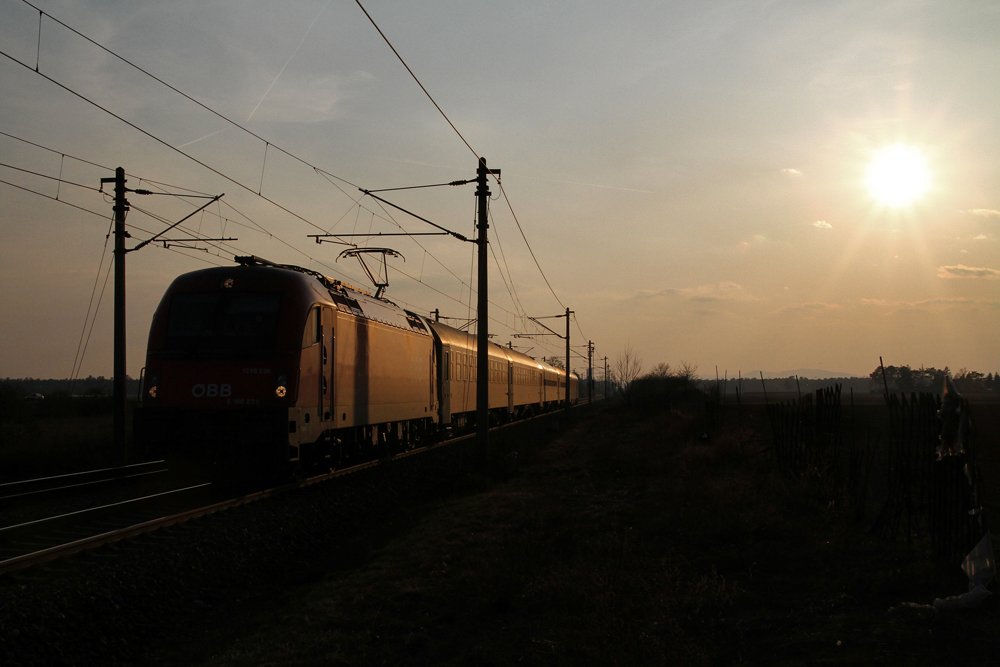 23.3.10 Eine Gegenlichtaufnahme der ehemaligen Tschechei EM Lok, 1216 226, mit dem EC 172 Vindobona von Villach nach Hamburg Altona bei Strasshof.