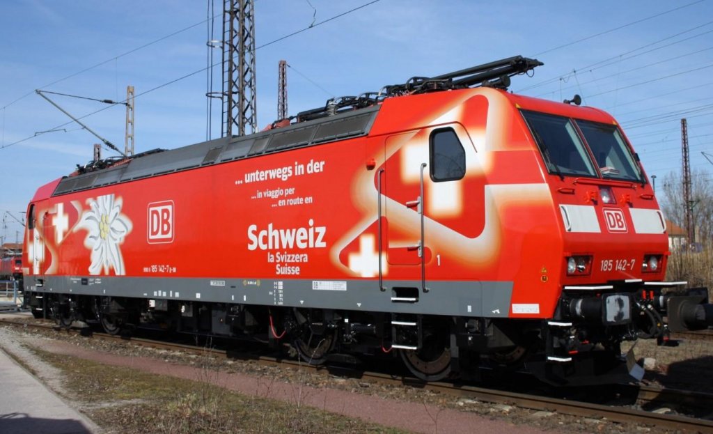 23.3.2011..  Heute bekam ich die Chance die 185 142 als Portrait abzulichten. Hier steht die Mehrsystemlok abgebgelt in Magdeburg - Rothensee vor dem Kombiwerk..  hoffe es gefllt.. Die Sonne hat ihr bestes gegeben.