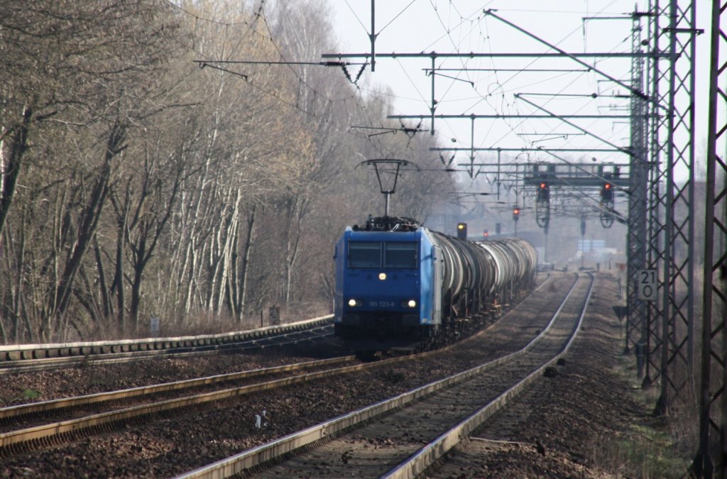 23.3.2012. Aus dem Bf. Bernau kommt 185 523 mit Kesselzug Richtung Berlin-Karow