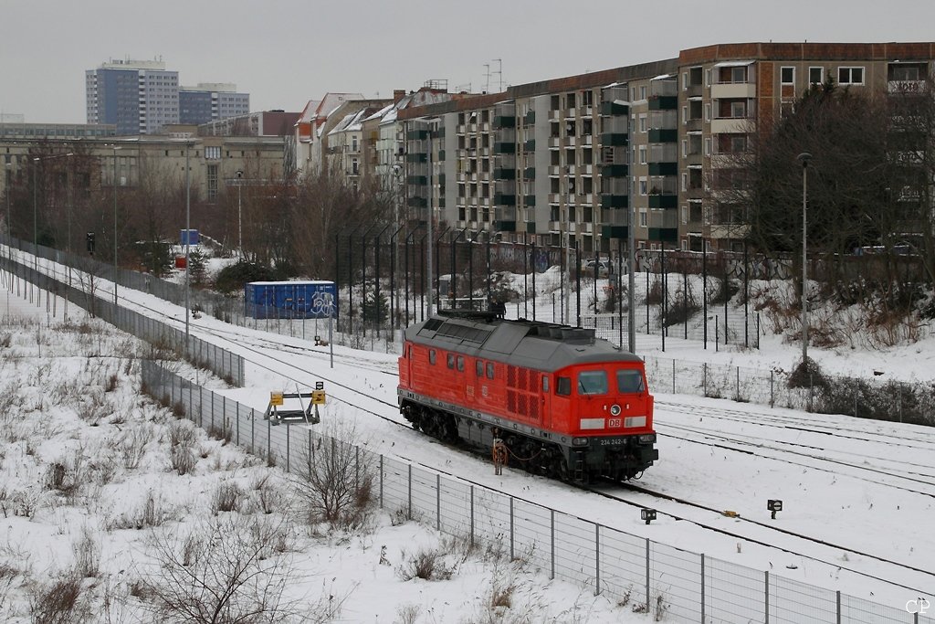 234 242-6 erledigt f�r DB Nachtzug die Bereitstellung von Z�gen. Hier steht sie auf dem Gel�nde der Abstellanlage in der Warschauer Stra�e in Berlin. (30.1.2010)