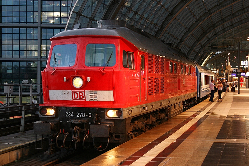 234 278-0 mit D 445 von Berlin nach Kiev. Die Aufnahme entstand am 06.06.2011 in Berlin Hbf. 