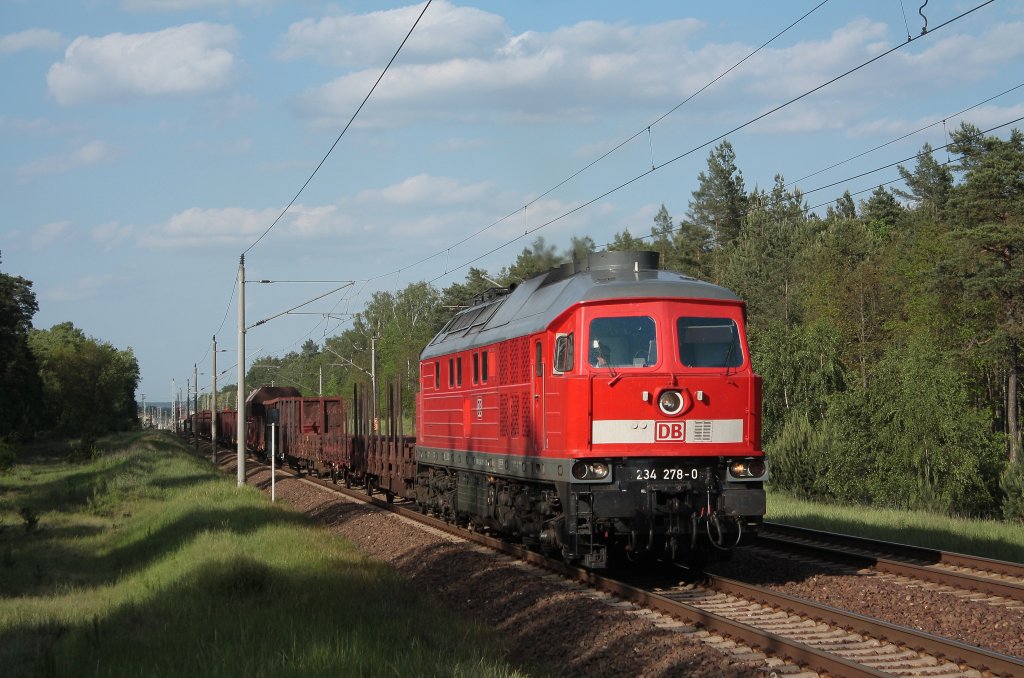 234 278 mit einem Gterzug am 25.05.2011 zwischen Eberswalde und Bernau.
