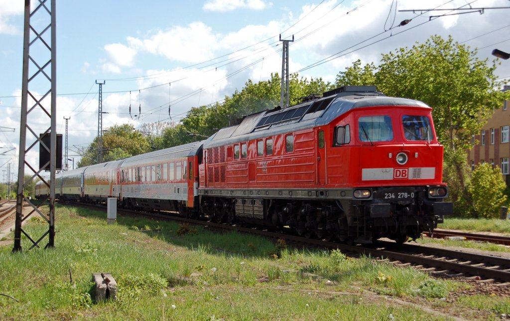 234 278 schiebt am 04.05.11 den Wagenpark f�r den EC 179 vom Abstellgleis. An diesem Tag endete au�erplanm��ig der EC 178 in Angerm�nde und der EC 179 begann dort.