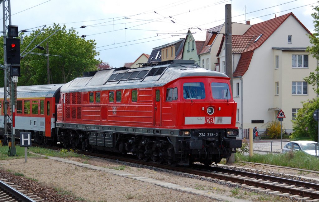 234 278 zieht am 04.05.11 den Wagenpark des EC 178 in Angerm�nde auf ein Abstellgleis. Anscheinend gab es an den Wagen Probleme mit den Bremsen.
