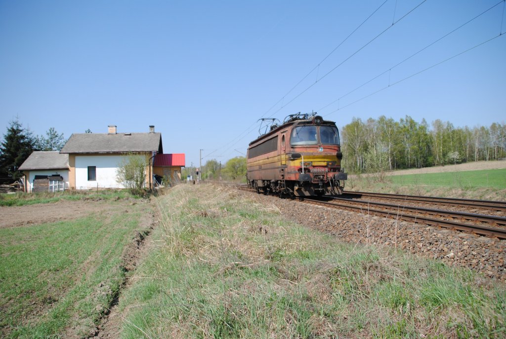 23.4.2011 11:44 ČD 230 024-2 als Leerzug aus Richtung Cheb in Richtung Sokolov in der Nhe des Ortes Kynperk nad Ohř.