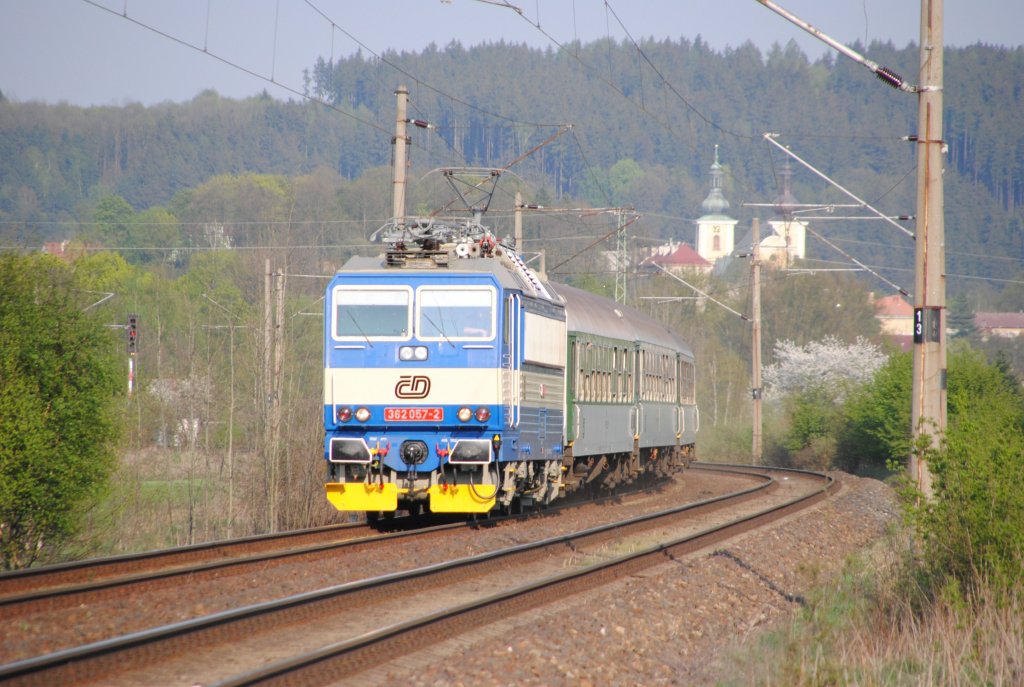 23.4.2011 13:30 ČD 362 057-2 mit einem Schnellzug (R) aus Praha hl.n. nach Cheb in der Nhe des Ortes Kynperk nad Ohř. 

