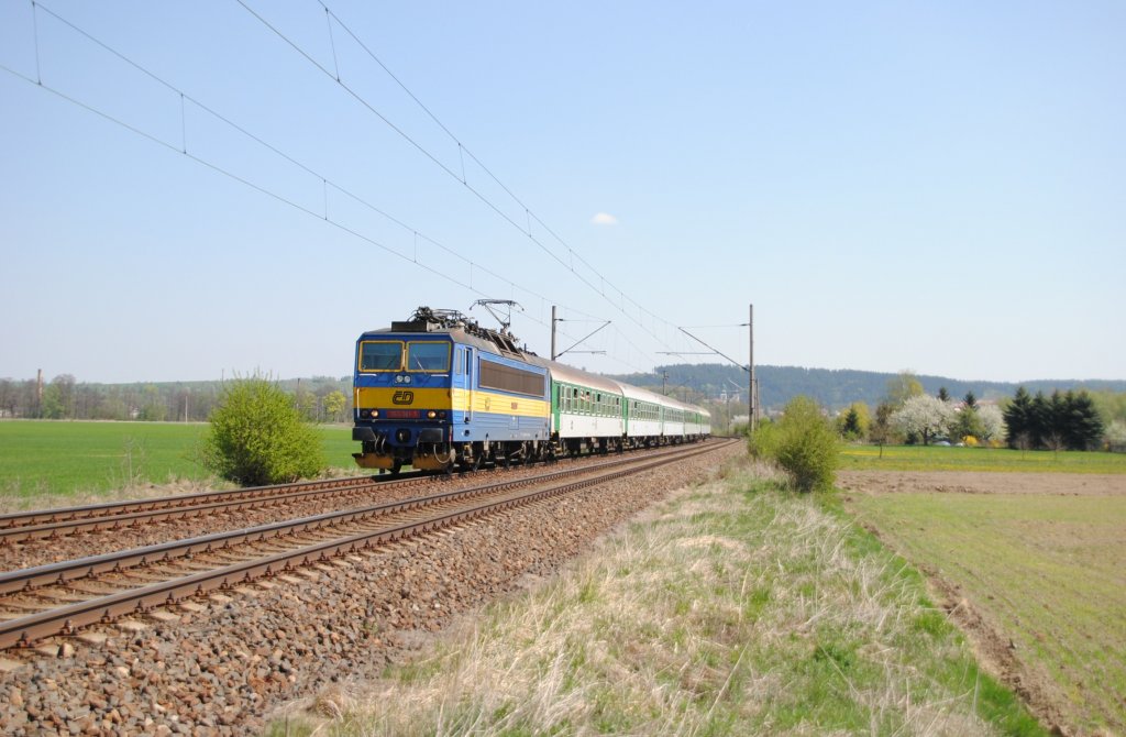 23.4.2011 13:30 ČD 363 061-3 mit einem Schnellzug (R) aus Praha hl.n. nach Cheb in der Nhe des Ortes Kynperk nad Ohř.

