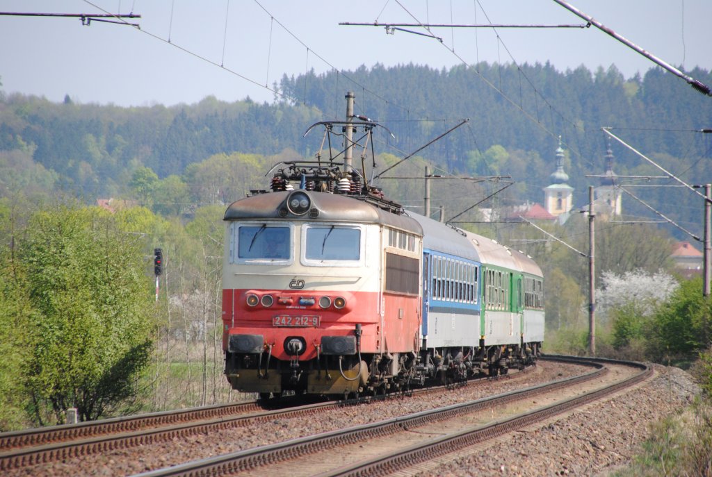 23.4.2011 14:08 ČD 242 212-9 mit einem Personenzug (Os) aus Karlovy Vary nach Cheb in der Nhe des Ortes Kynperk nad Ohř.

