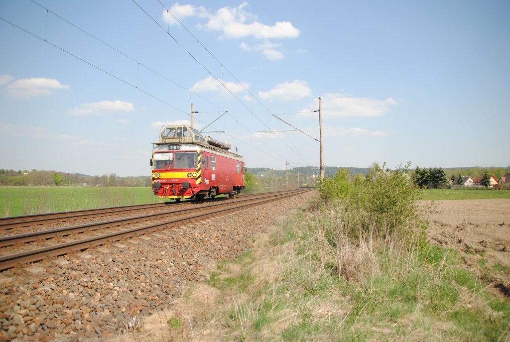 23.4.2011 15:52 Oberleitungsinstandhaltungsfahrzeug MVTV 2-017 in der Nhe des Ortes Kynperk nad Ohř. 
  
