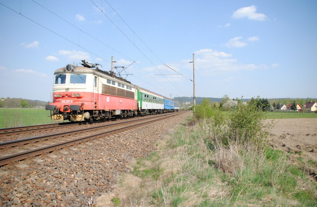23.4.2011 16:05 ČD 242 207-9 mit einem Personenzug (Os) aus Klterec nad Ohř nach Cheb in der Nhe des Ortes Kynperk nad Ohř. 

