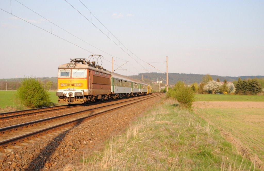 23.4.2011 18:37 ČD 242 208-7 mit einem Personenzug (Os) aus Klterec nad Ohř nach Plan u Marinskch Lzn sowie Baureihe 814 034-5 nach Cheb am Zugende, in der Nhe des Ortes Kynperk nad Ohř. 

