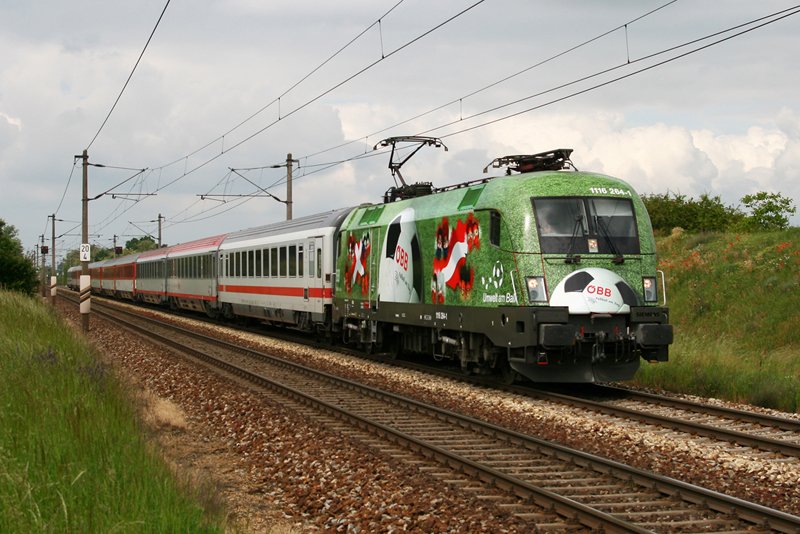 23.5.08 Ein schnes Farbenspiel bot das tgliche Zugpaar: EC 172/173. Darmals war neben der Zuglok auch noch Wagen der DB, CD und BB vertreten. Die Bespannung wanderte auch von der 1116 zur 1216. Hier bespannte die 1116 264 den EC 173 Vindobona von Wien Sdbahnhof Ostseite nach Hamburg Altona.