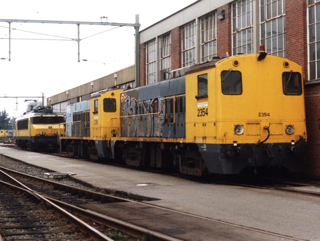 2354 und 2380 bei der Bahnbetriebswerke Tilburg am 24-3-1999. Bild und scan: Date Jan de Vries.