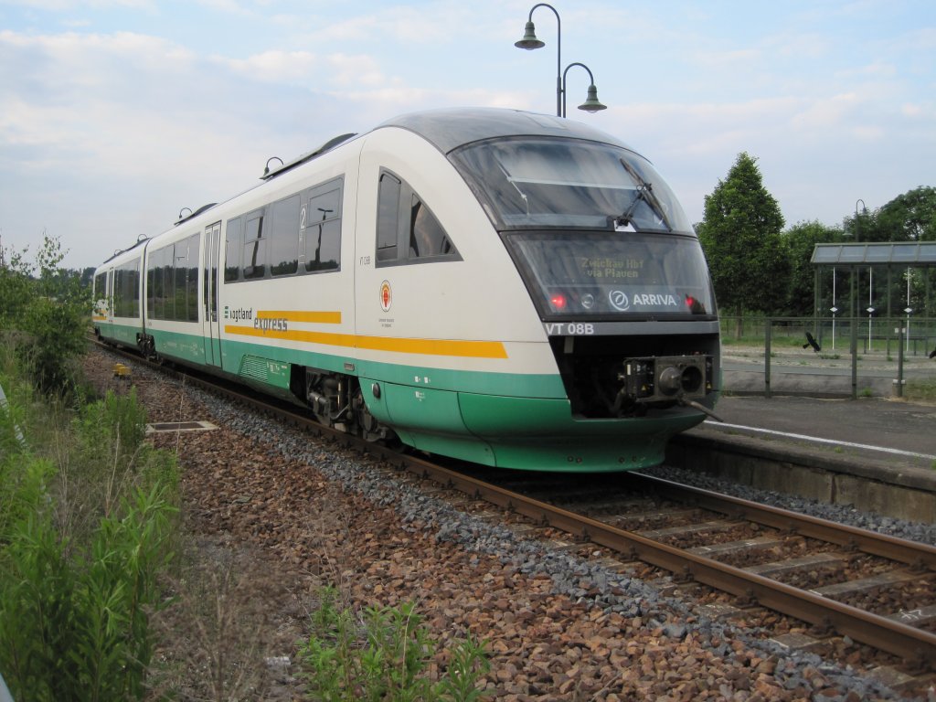 23.6.2010 19:35 VT 09 der Vogtlandbahn aus Cheb nach Zwickau Hbf bei der Ausfahrt aus Weischlitz von Gleis 2.