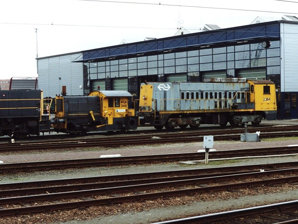 2364 und 348 bei der Bahnbetriebswerke von Zwolle am 27-4-2000. Bild und scan: Date Jan de Vries.