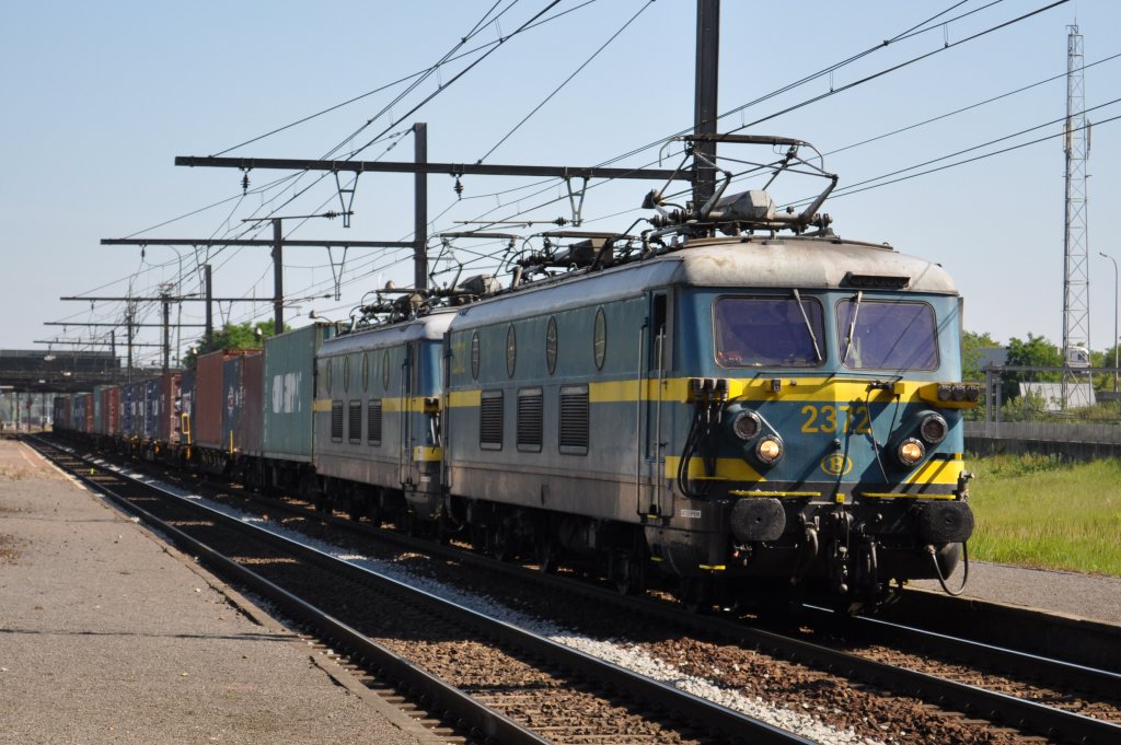 2372 und eine Schwester mit Containern in Antwerpen-Noorderdokken. Aufgenommen am 03.06.2011
