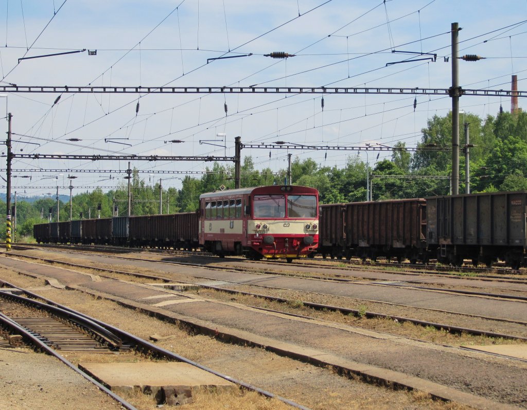23.7.2012 13:52 ČD 810 633-8 als Personenzug (Os) aus Loket předměst nach Karlovy Vary bei der Ausfahrt aus dem riesigen Bahnhof Chodov.