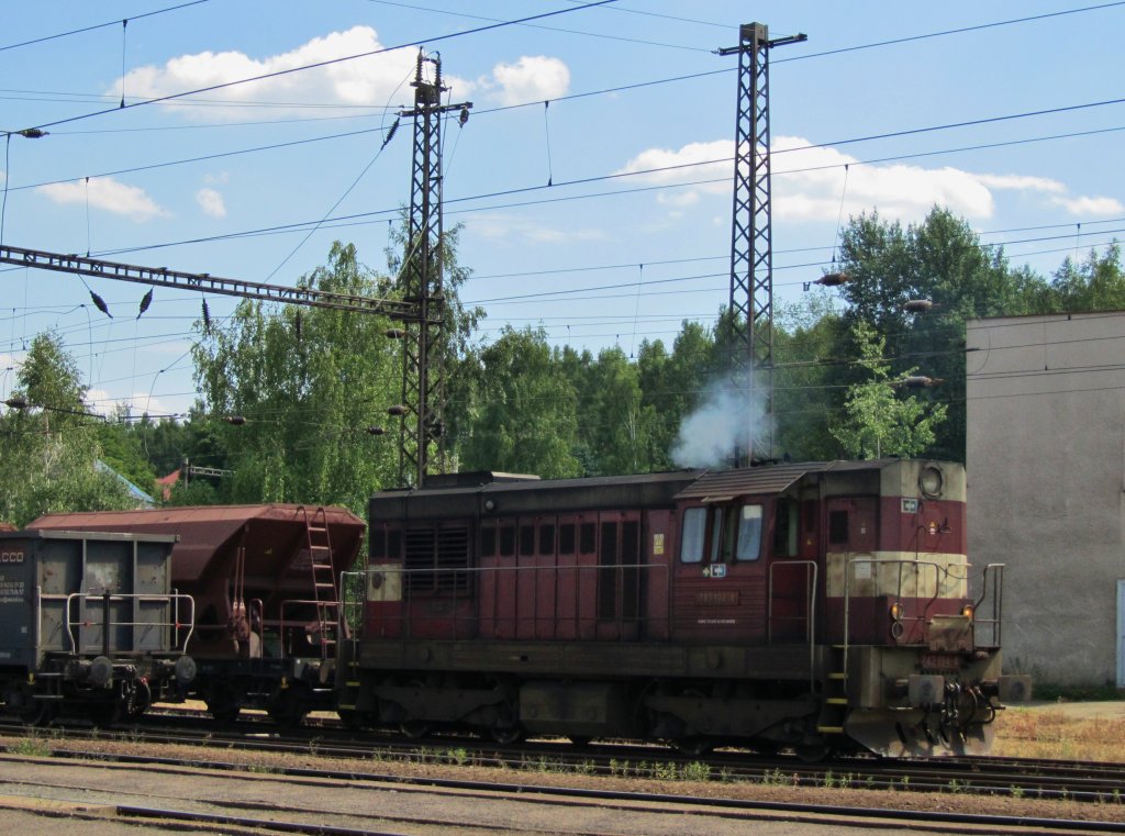 23.7.2012 14:48 ČD 742 194-4 bei rangieren eines kurzen Gterzuges in Chodov.