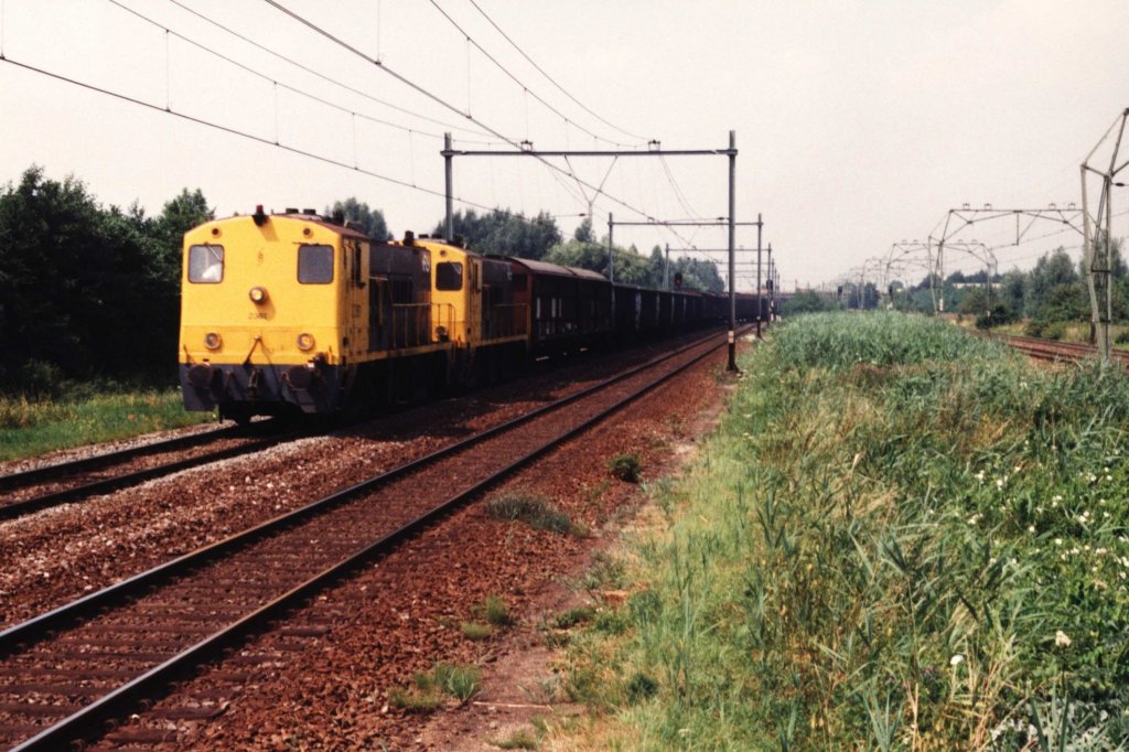 2381 und 2277 mit Gterzug 51200 Feijnoord-Kijfhoek auf Bahnhof Barendrecht am 15-7-1994. Bild und scan: Date Jan de Vries.