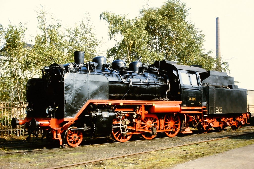 24 009 auf der Fahrzeugschau  150 Jahre deutsche Eisenbahn  vom 3. - 13. Oktober 1985 in Bochum-Dahlhausen.