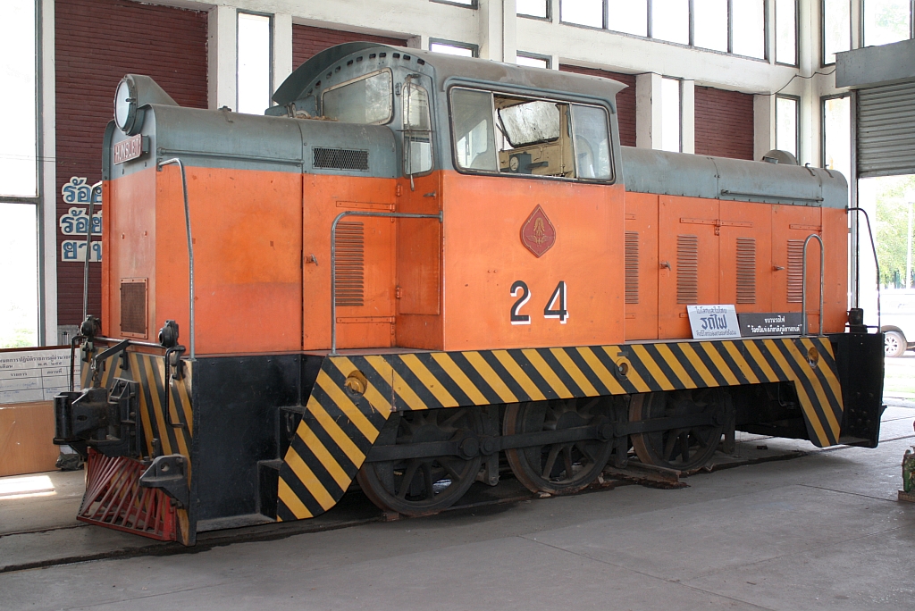 24 (C', dh, Hunslet(GB), Bauj. 1965) am 19.März 2011 in der  Thailand Railway Hall of Fame , besser bekannt als  Rail Museum Bangkok .