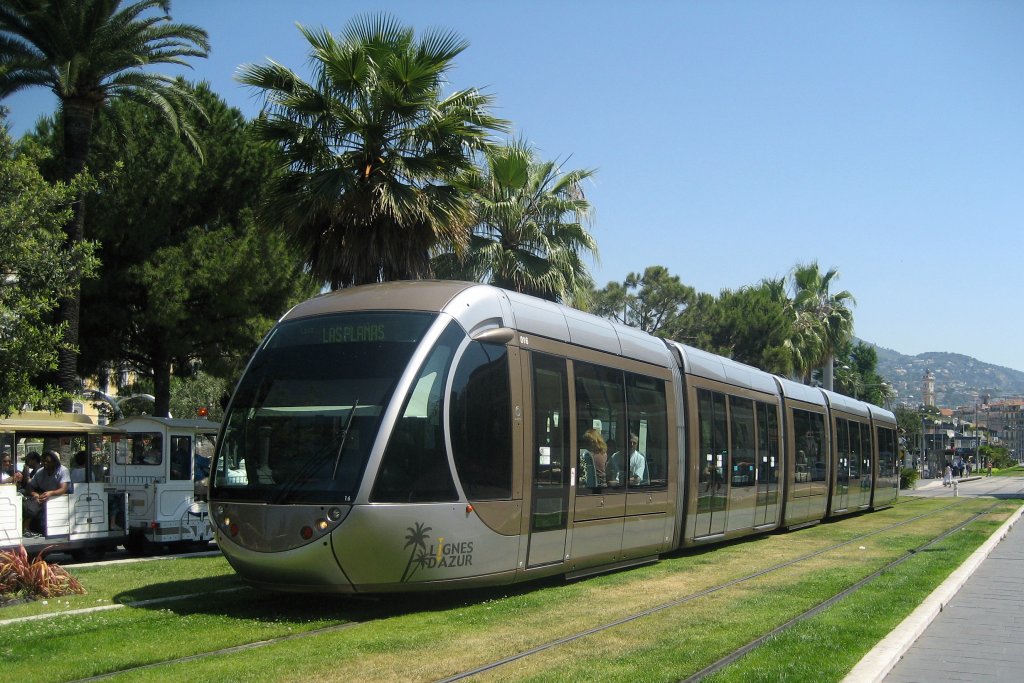 24. Mai 2011 in Nizza/Frankreich
Strassenbahn unterwegs auf einem 
Teilst�ck ohne Oberleitung.
Antrieb erfolgt �ber Akkus.