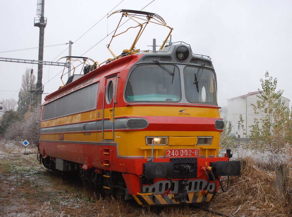 240 002-6 ∙ Cargo-Lok abgestellt whrend Arbeitspause im Bereich des Bahnhofes Leopoldov/Leopoldstadt in der Westslowakei; 18.11.2011

